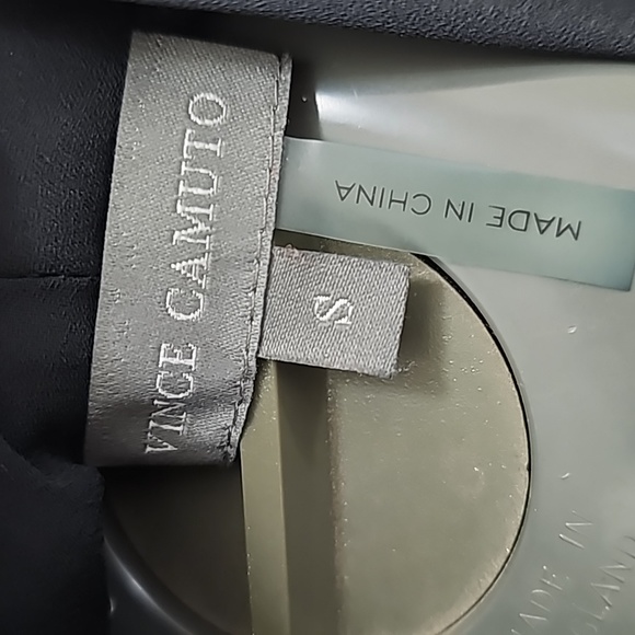 Vince Camuto's Blk breezy blouse lightens up your workweek. Sz. Small - Picture 5 of 9